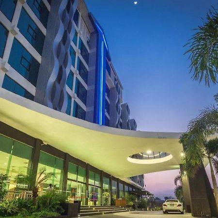 Alvarez Hotel Buriram Esterno foto