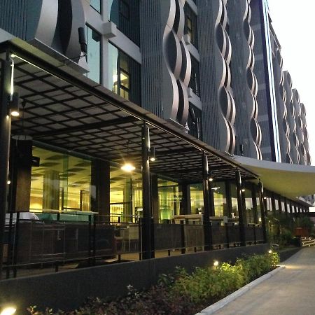 Alvarez Hotel Buriram Esterno foto