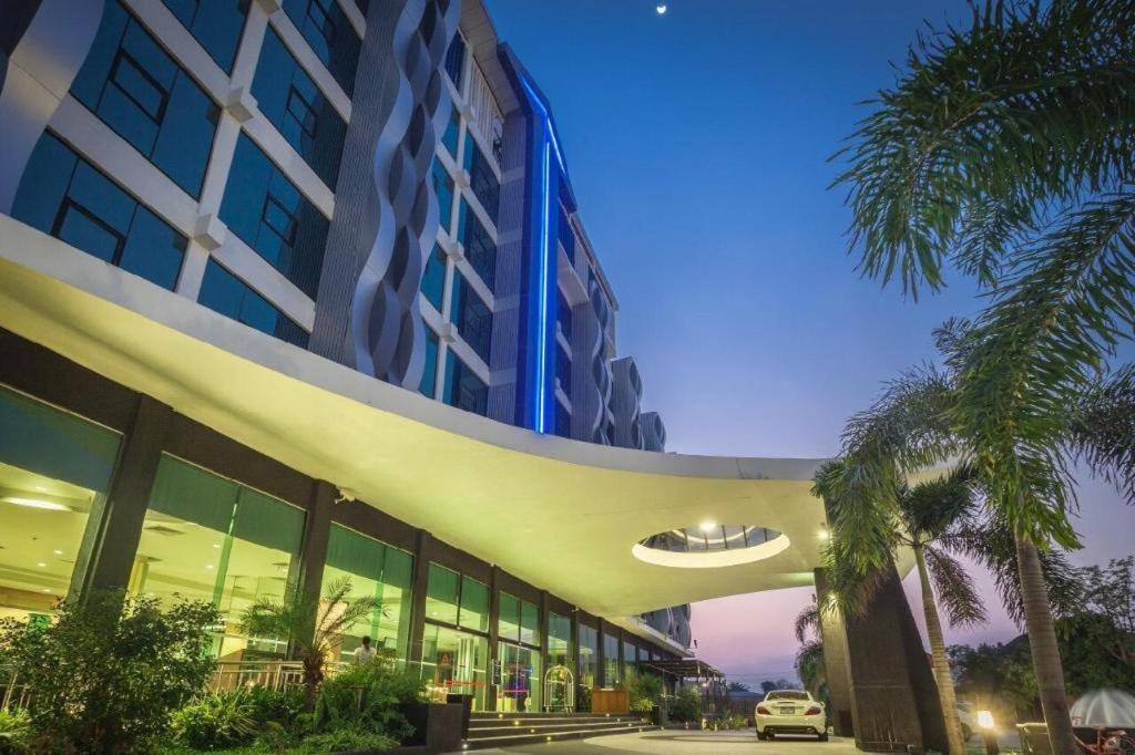 Alvarez Hotel Buriram Esterno foto