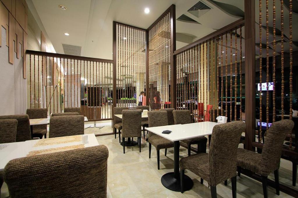 Alvarez Hotel Buriram Esterno foto