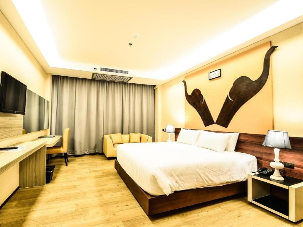 Alvarez Hotel Buriram Esterno foto