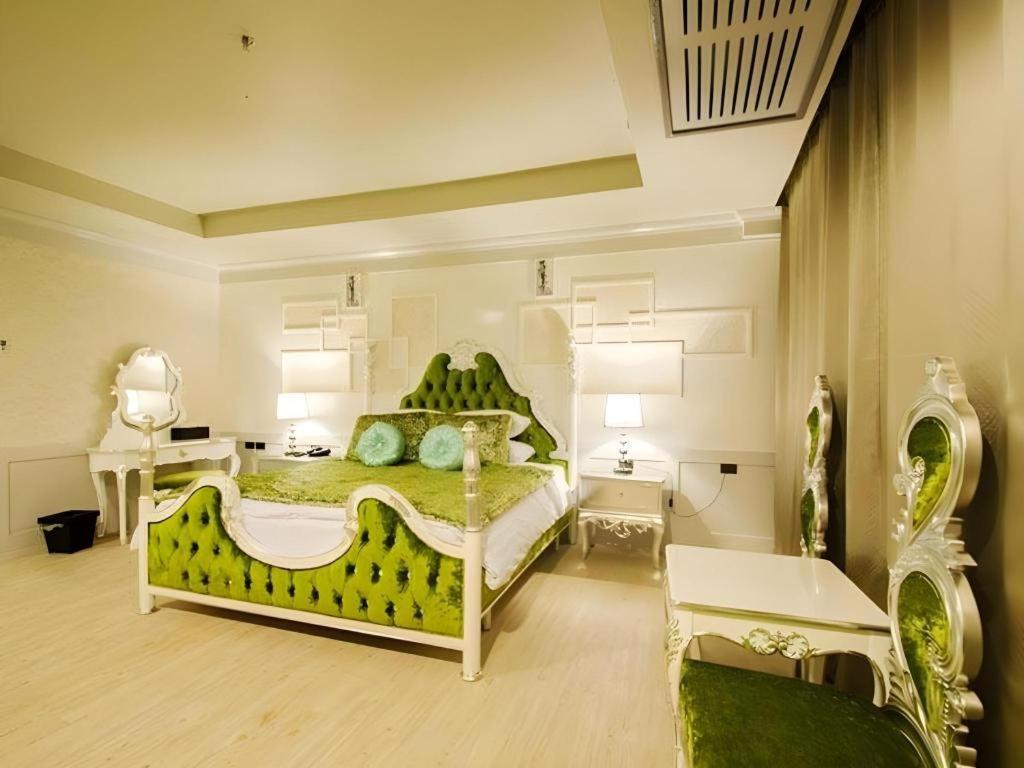 Alvarez Hotel Buriram Esterno foto