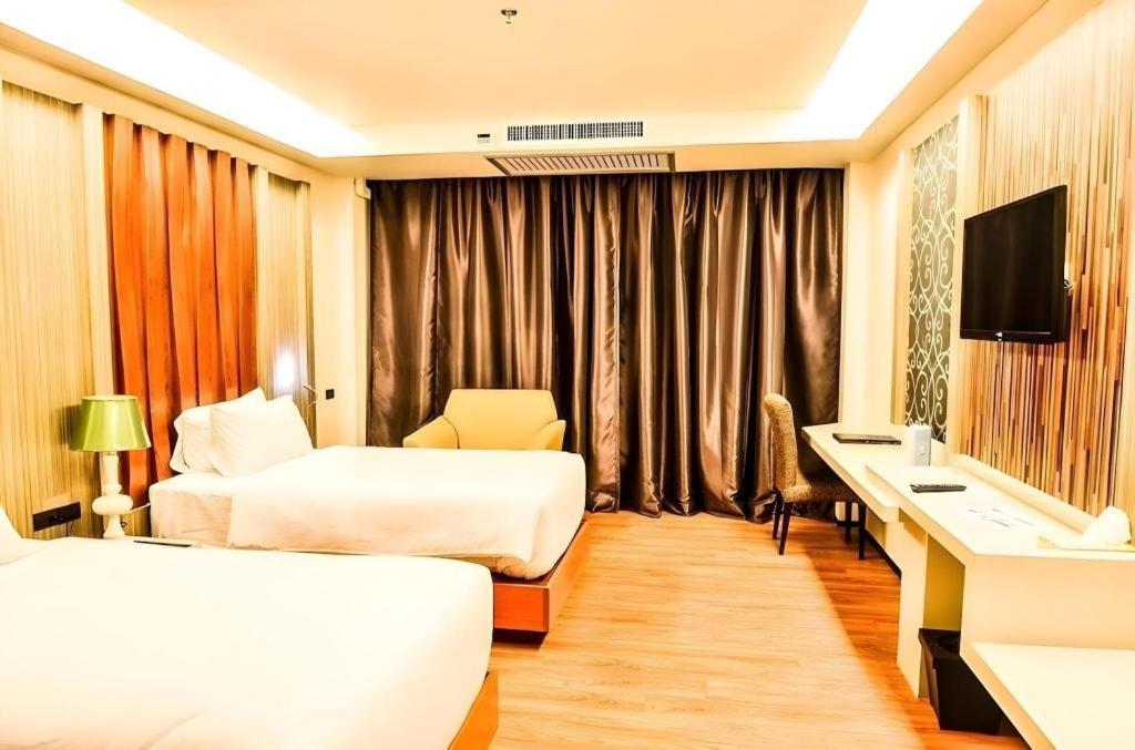 Alvarez Hotel Buriram Esterno foto