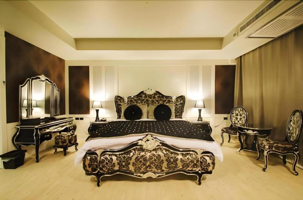 Alvarez Hotel Buriram Esterno foto