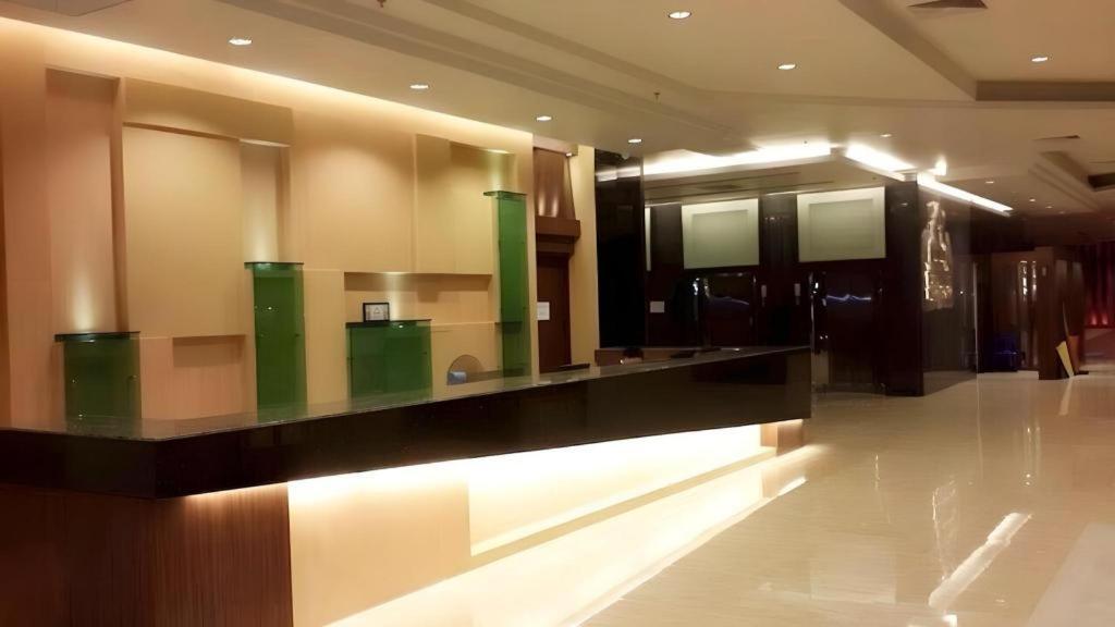 Alvarez Hotel Buriram Esterno foto