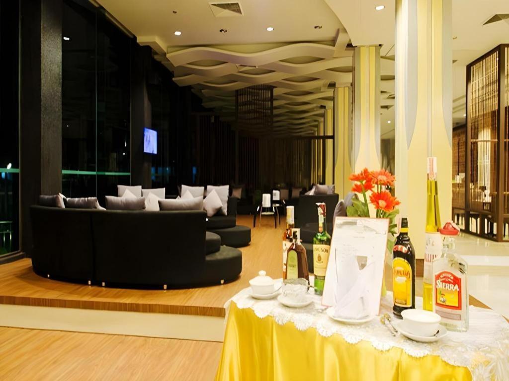 Alvarez Hotel Buriram Esterno foto