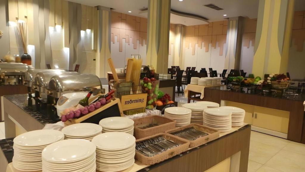 Alvarez Hotel Buriram Esterno foto