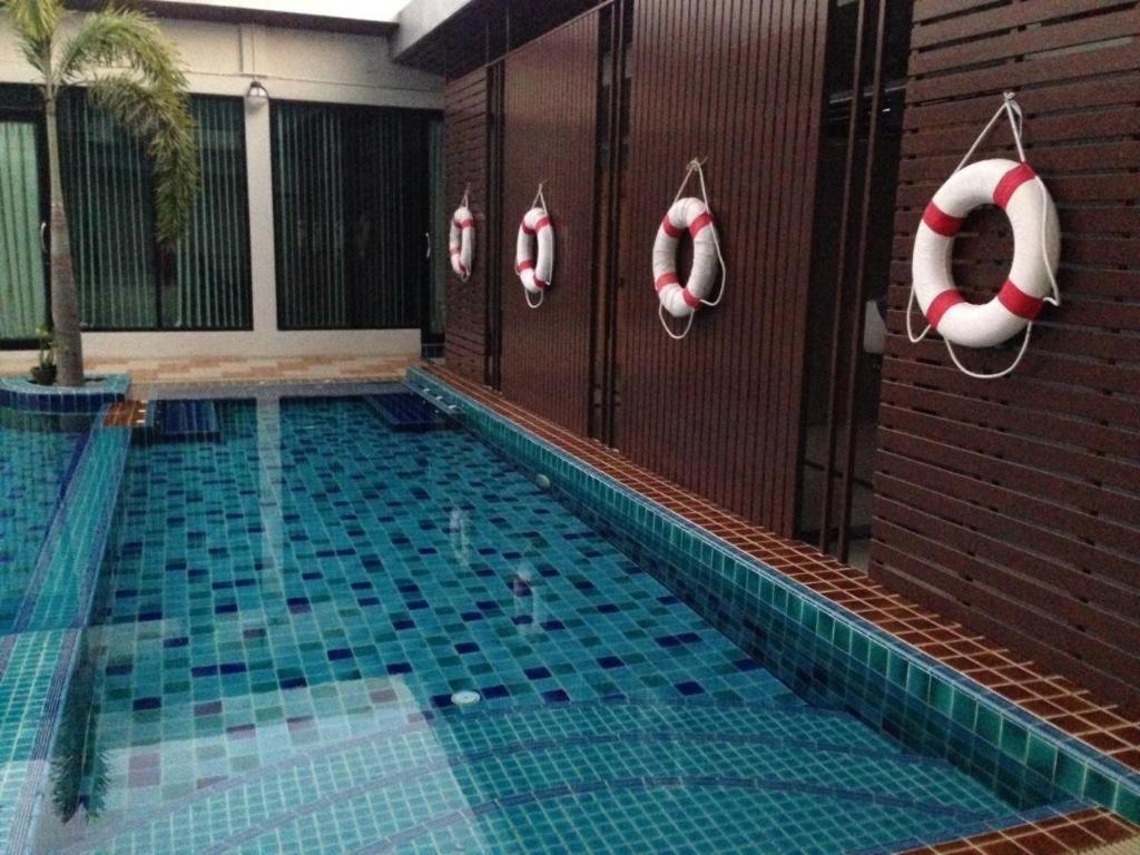 Alvarez Hotel Buriram Esterno foto