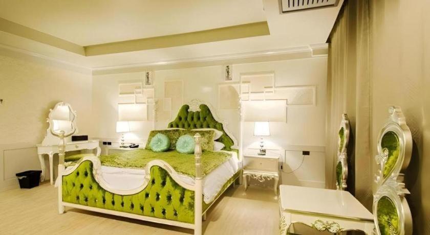 Alvarez Hotel Buriram Esterno foto