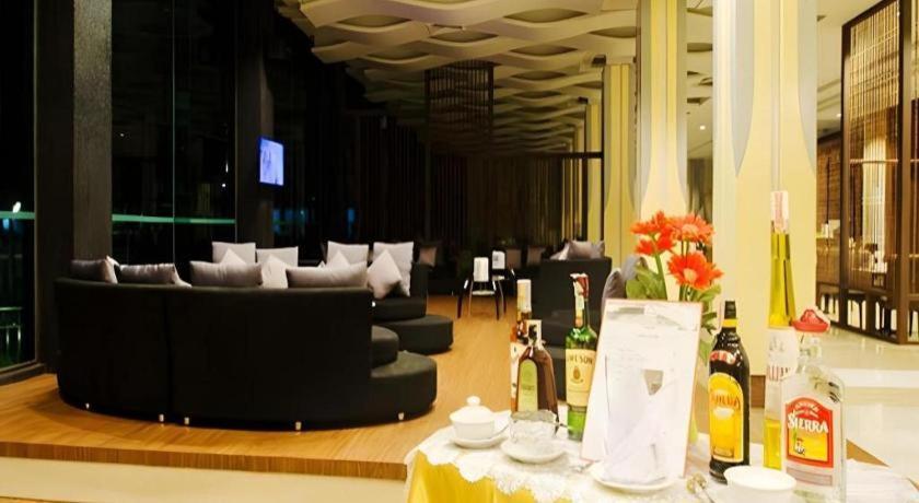 Alvarez Hotel Buriram Esterno foto