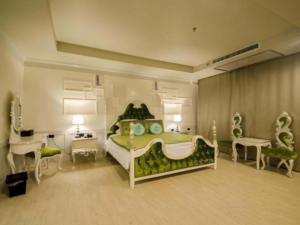 Alvarez Hotel Buriram Esterno foto