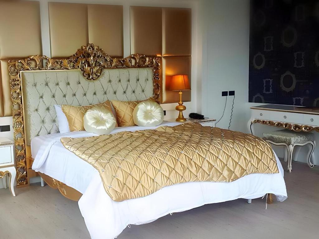 Alvarez Hotel Buriram Esterno foto