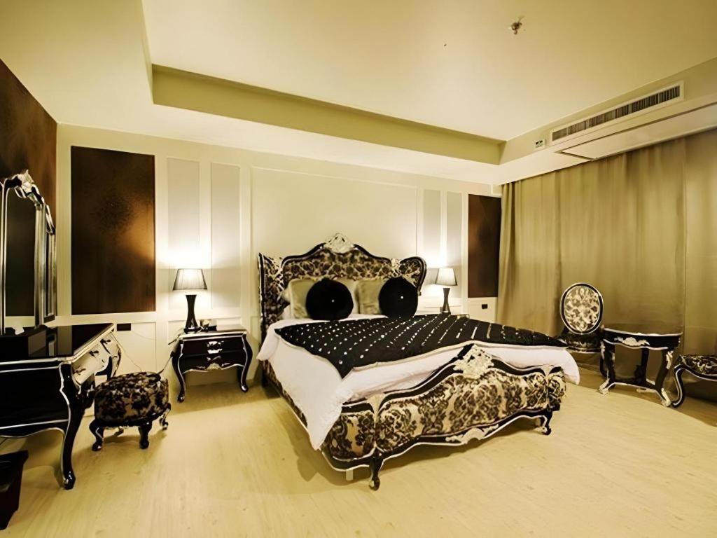 Alvarez Hotel Buriram Esterno foto