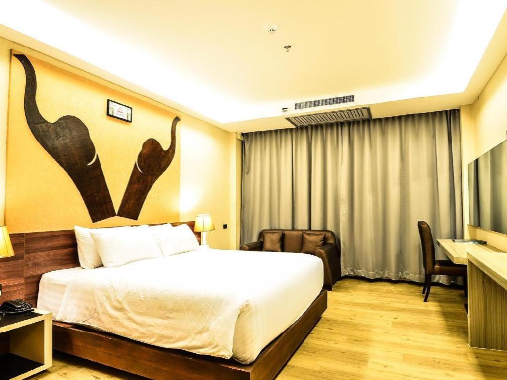 Alvarez Hotel Buriram Esterno foto
