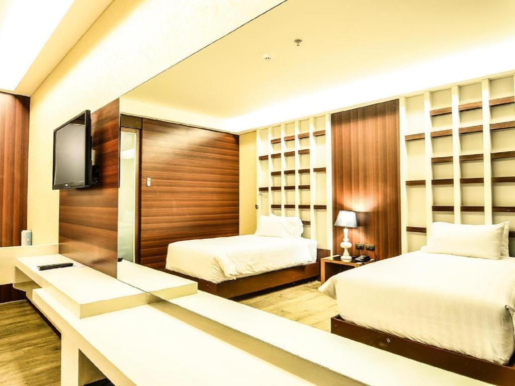 Alvarez Hotel Buriram Esterno foto