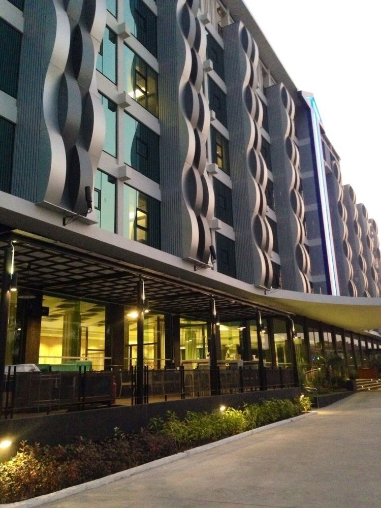 Alvarez Hotel Buriram Esterno foto