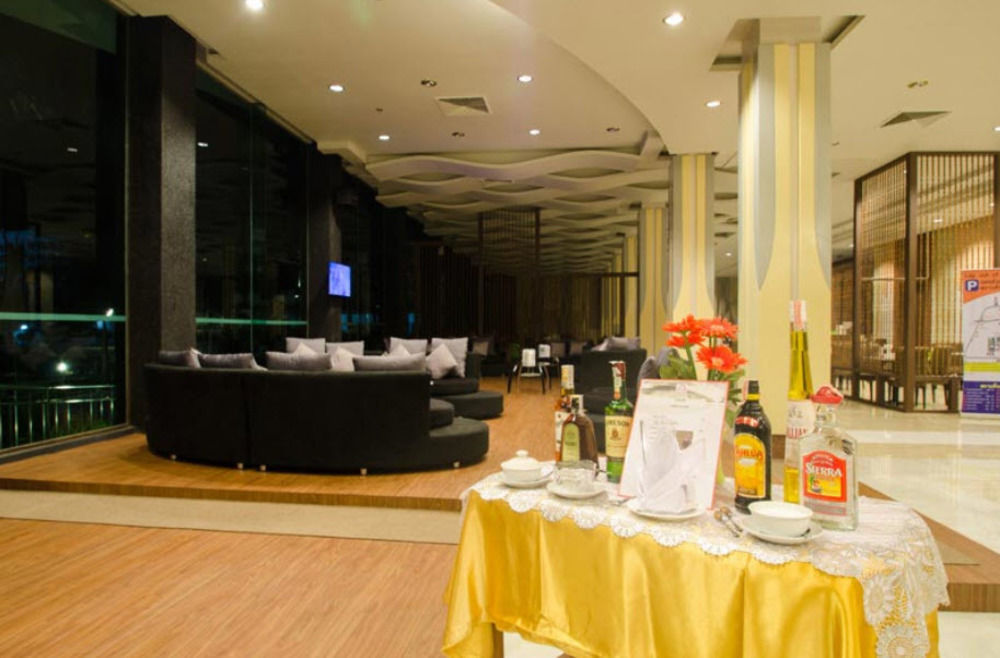 Alvarez Hotel Buriram Esterno foto
