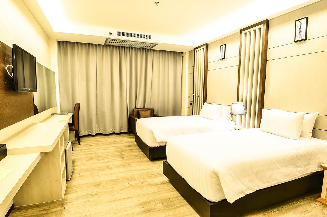 Alvarez Hotel Buriram Esterno foto