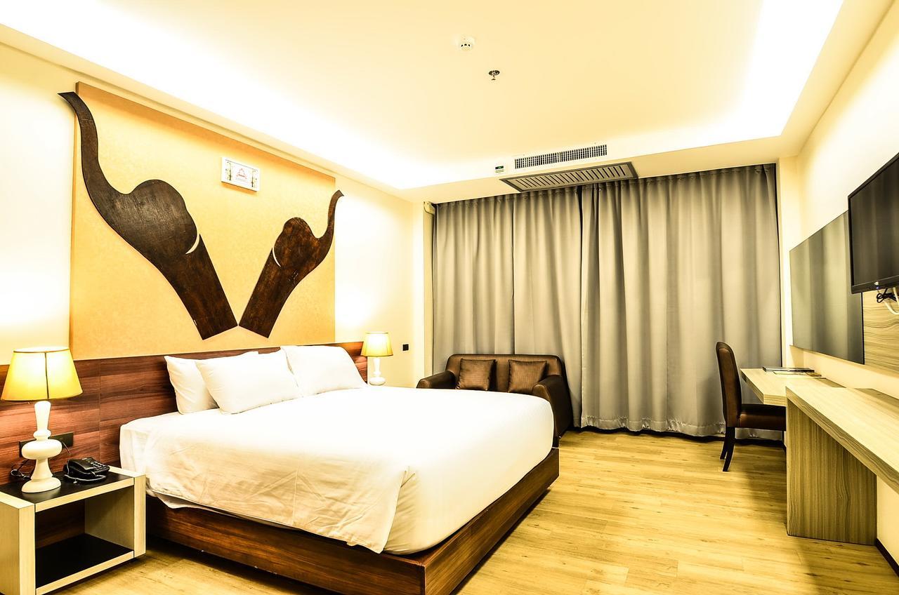 Alvarez Hotel Buriram Esterno foto