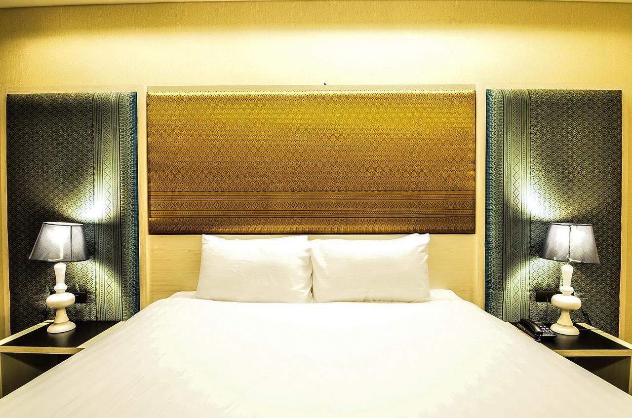 Alvarez Hotel Buriram Esterno foto