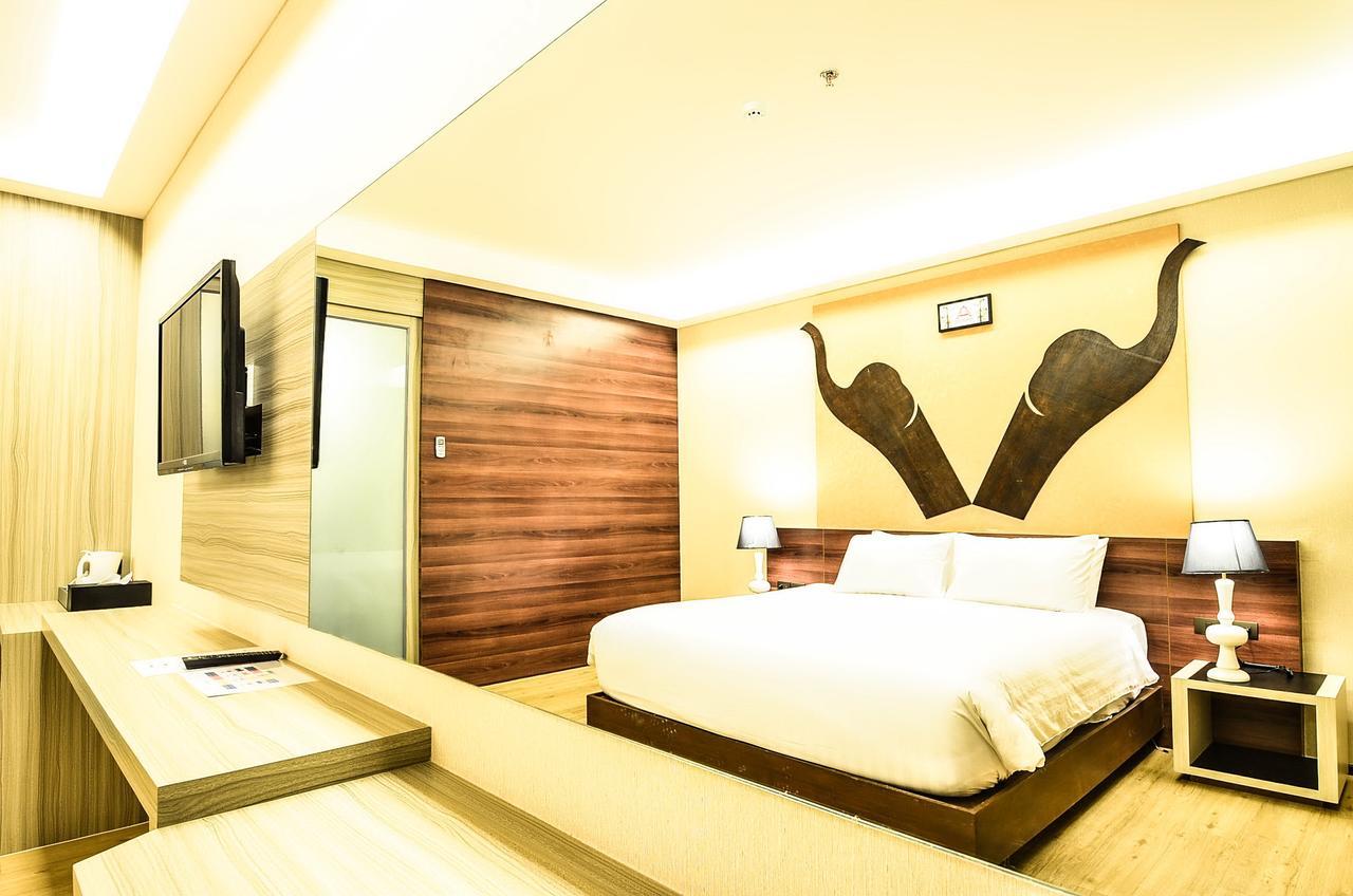 Alvarez Hotel Buriram Esterno foto