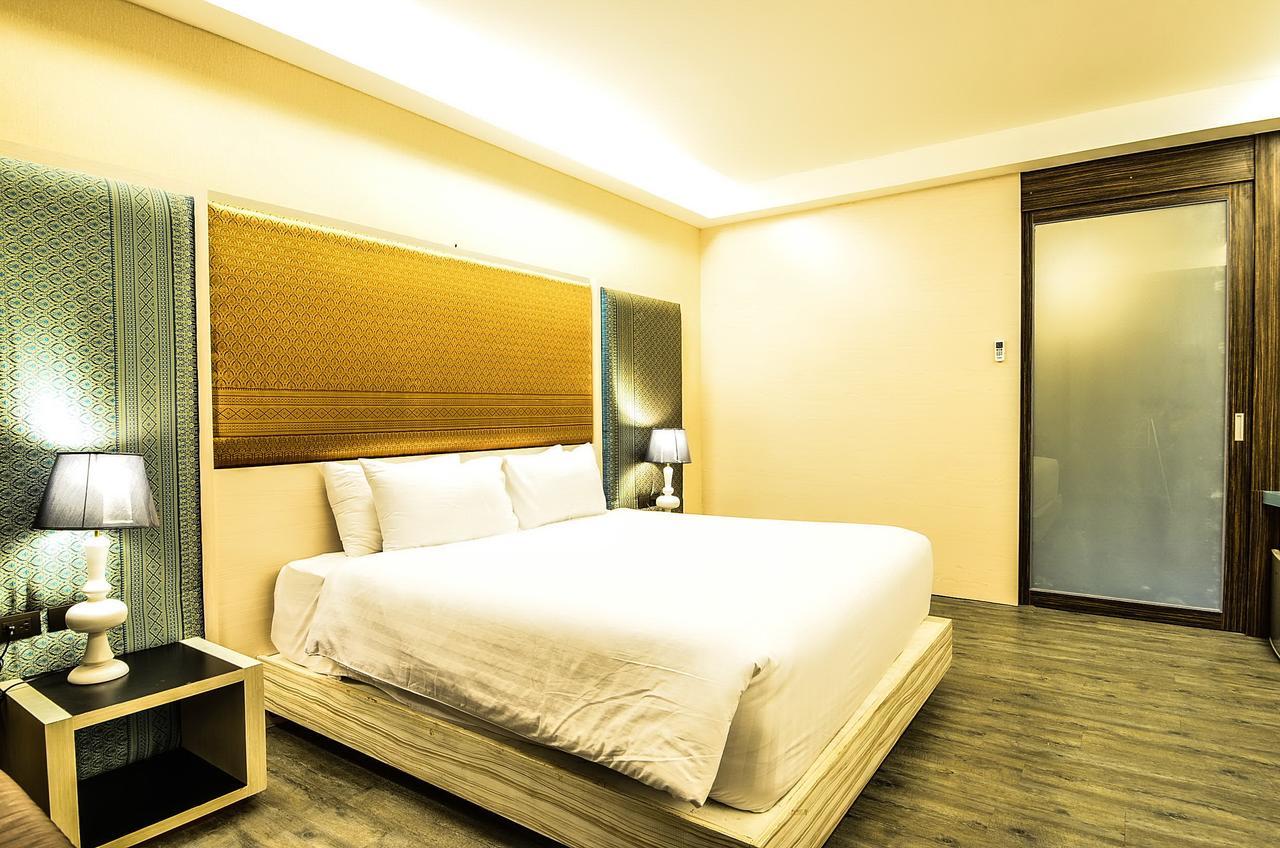 Alvarez Hotel Buriram Esterno foto