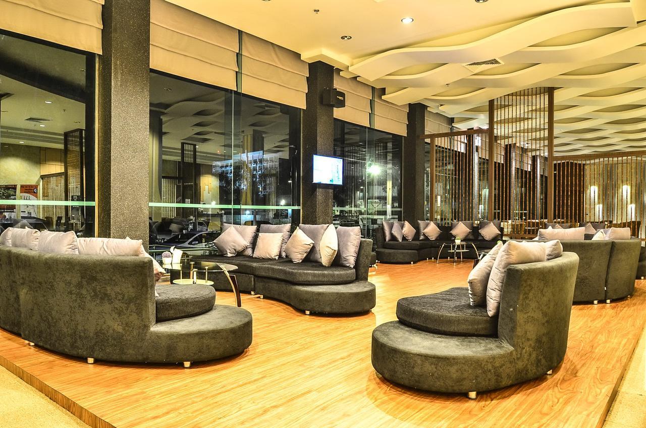 Alvarez Hotel Buriram Esterno foto