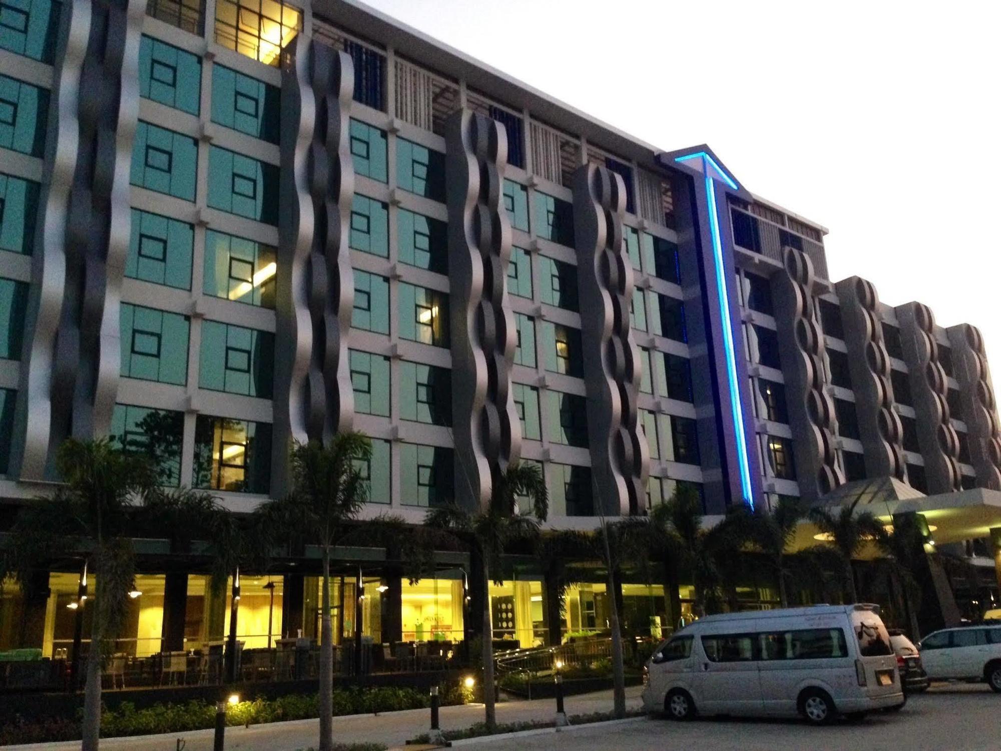 Alvarez Hotel Buriram Esterno foto