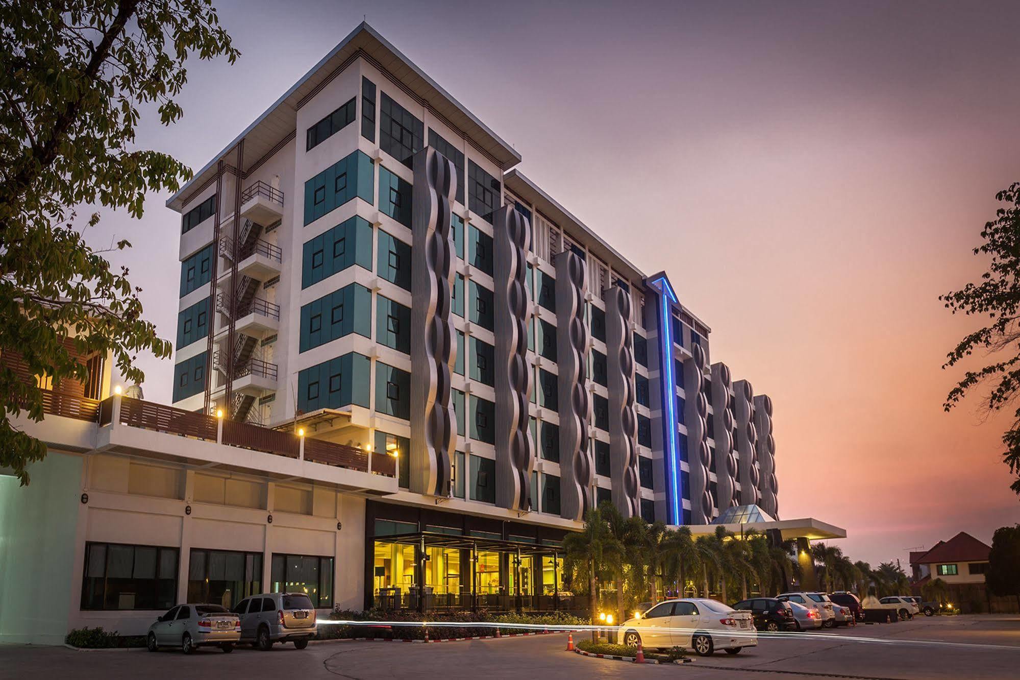 Alvarez Hotel Buriram Esterno foto